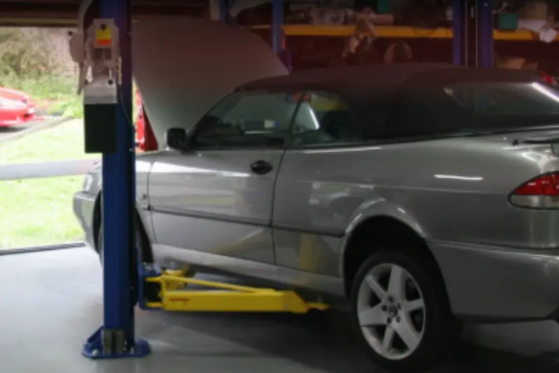 Driver checking engine due to unusual noise before breakdown
